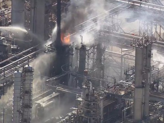 В США загорелся второй по величине нефтехимический комплекс