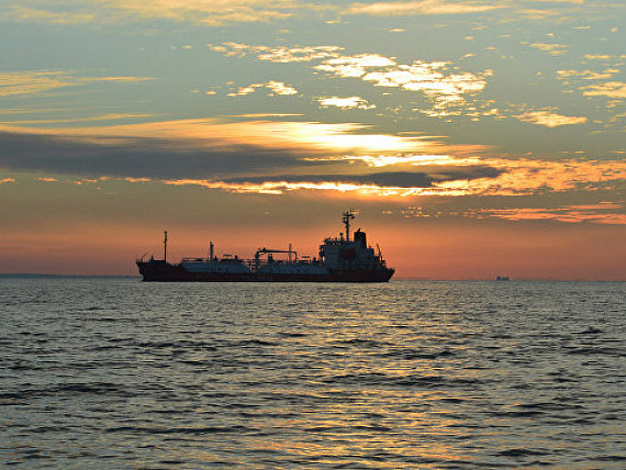 В Китае на борту нефтяного танкера прогремела серия взрывов