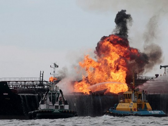 В Мексике нефтяной танкер компании Pemex тушили более суток 